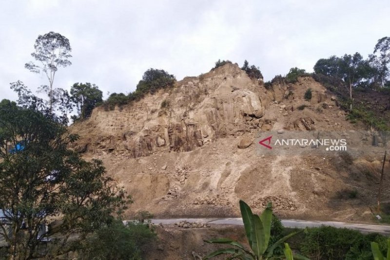 Kondisi perbukitan yang batu dikeruk di Desa Naga Timbul, Kecamatan Sitahuis Tapanuli Tengah. Kondisi ini sangat mengkhawatirkan pengguna jalan apalagi jelang mudik tahun ini. (Sumber foto: Antara Sumut/Jason) Kondisi perbukitan yang batu dikeruk di Desa Naga Timbul, Kecamatan Sitahuis Tapanuli Tengah. Kondisi ini sangat mengkhawatirkan pengguna jalan apalagi jelang mudik tahun ini. (Sumber foto: Antara Sumut/Jason)
