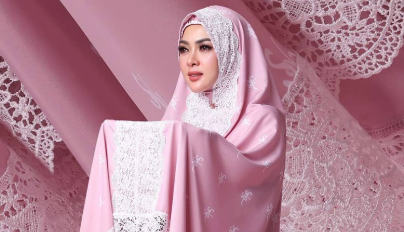 Desain mukena Syahrini dituding menjiplak karya orang lain (Foto : Istimewa) Desain mukena Syahrini dituding menjiplak karya orang lain (Foto : Istimewa)