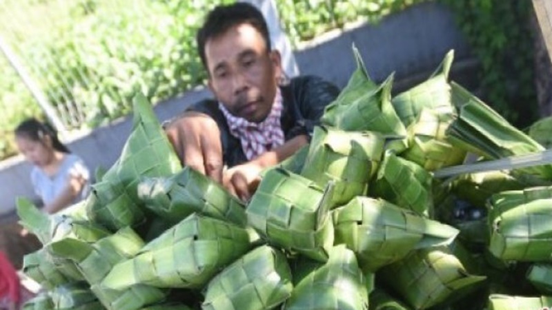 Besok Lebaran, bungkus ketupat laris manis (foto: Antara) Besok Lebaran, bungkus ketupat laris manis (foto: Antara)
