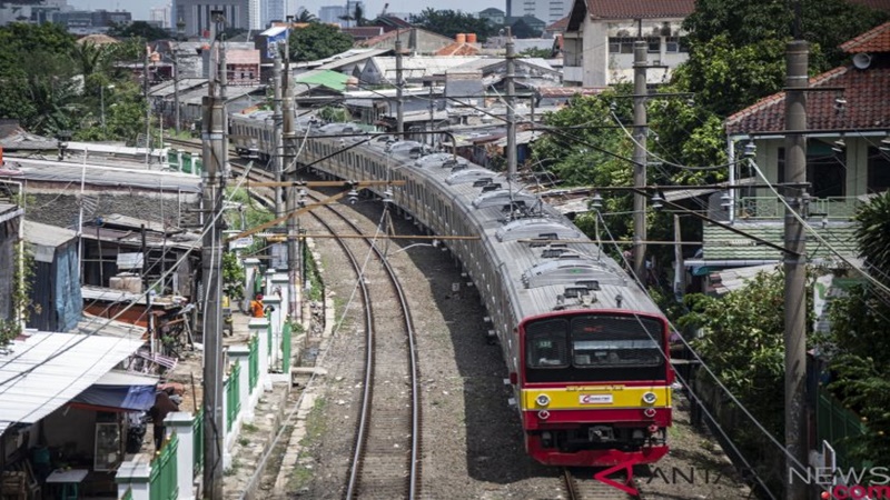 KCI mengantisipasi lonjakan penumpang KRL dengan menambah loket portable (foto: Antara) KCI mengantisipasi lonjakan penumpang KRL dengan menambah loket portable (foto: Antara)