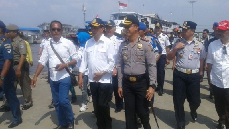 Budi Karya meninjau Pelabuhan Kali Adem disaat padatnya penumpang yang akan berwisata ke Kepulauan Seribu (foto: Istimewa) Budi Karya meninjau Pelabuhan Kali Adem disaat padatnya penumpang yang akan berwisata ke Kepulauan Seribu (foto: Istimewa)