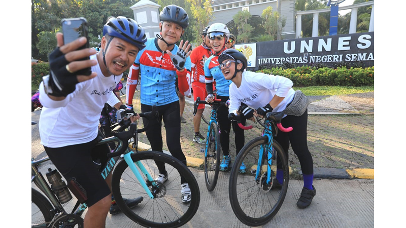 Nirina Zubir dan suami gowers bareng Ganjar Pranowo (foto: Dibyo) Nirina Zubir dan suami gowers bareng Ganjar Pranowo (foto: Dibyo)