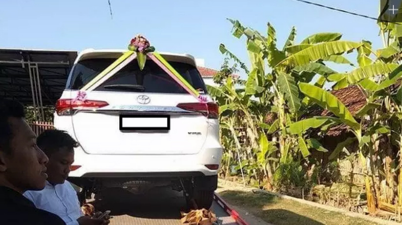 Tukang bakso di Pati, Jawa Tengah, kasih mahar pernikahan ke gadis pujaan sebuah Fortuner! (Foto : Istimewa) Tukang bakso di Pati, Jawa Tengah, kasih mahar pernikahan ke gadis pujaan sebuah Fortuner! (Foto : Istimewa)