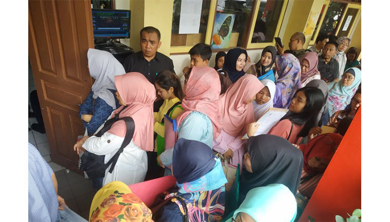 Orangtua siswa mengantre saat Pendaftaran Penerimaan Peserta Didik Baru (PPDB) Jalur zonasi di SMP 115, Jakarta, Senin (24/6/2019). (Sumber foto: ANTARA FOTO/Muhammad Adimaja) Orangtua siswa mengantre saat Pendaftaran Penerimaan Peserta Didik Baru (PPDB) Jalur zonasi di SMP 115, Jakarta, Senin (24/6/2019). (Sumber foto: ANTARA FOTO/Muhammad Adimaja)