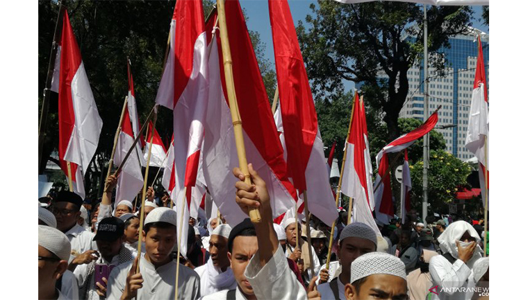 Massa bergerak menuju MK jelang sidang putusan MK, Kamis (27/6) (Sumber foto: Antaranews) Massa bergerak menuju MK jelang sidang putusan MK, Kamis (27/6) (Sumber foto: Antaranews)