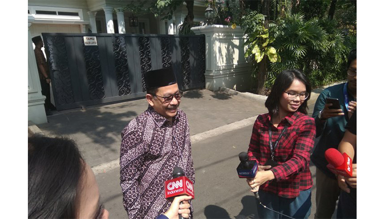 Wakil Ketua Umum MUI Zainut Tauhid saat menyambangi kediaman Ma'ruf Amin di Jalan Situbondo, Menteng, Jakarta, di jelang sidang putusan MK, Kamis (27/6/2019). (Sumber foto: Antara/ Rangga Pandu Asmara Jingga) Wakil Ketua Umum MUI Zainut Tauhid saat menyambangi kediaman Ma'ruf Amin di Jalan Situbondo, Menteng, Jakarta, di jelang sidang putusan MK, Kamis (27/6/2019). (Sumber foto: Antara/ Rangga Pandu Asmara Jingga)