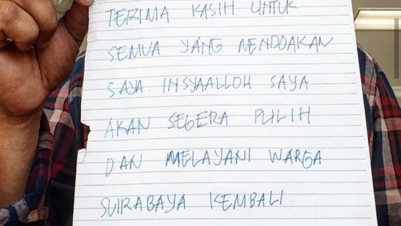 Dari RS tempatnya dirawat, Risma menulis surat buat warga Surabaya (foto: IIstimewa) Dari RS tempatnya dirawat, Risma menulis surat buat warga Surabaya (foto: IIstimewa)