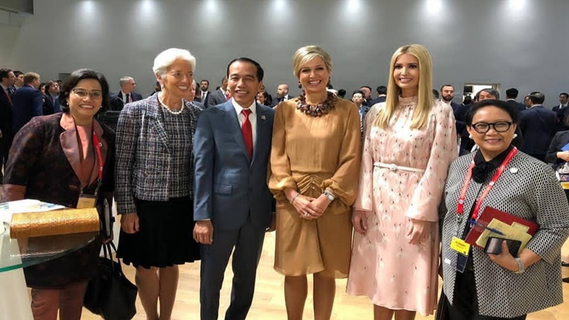 Presiden Jokowi diapit perempuan-perempuan perkasa dunia (foto: Instagram @jokowi) Presiden Jokowi diapit perempuan-perempuan perkasa dunia (foto: Instagram @jokowi)