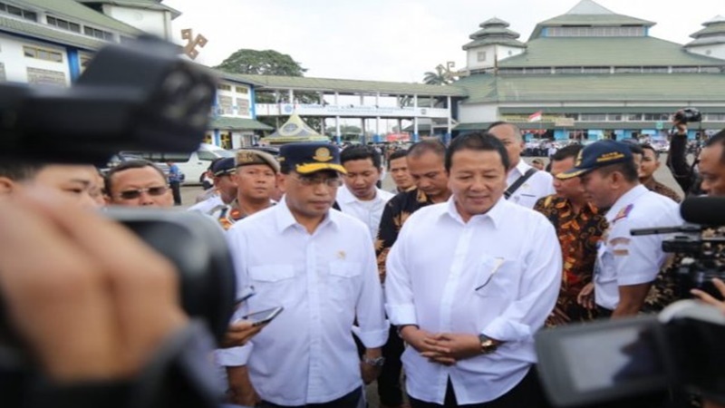 Menhub Budi Karya Sumadi dan Gubernur Lampung Arinal Djunaidi meninjau Terminal Rajabasa, Bandarlampung, Minggu, 30 Juni 2019 (foto: Antara) Menhub Budi Karya Sumadi dan Gubernur Lampung Arinal Djunaidi meninjau Terminal Rajabasa, Bandarlampung, Minggu, 30 Juni 2019 (foto: Antara)