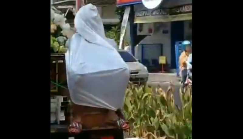 Pria pura-pura jadi cosplay bangku kawinan demi hindari panas (Foto : Istimewa) Pria pura-pura jadi cosplay bangku kawinan demi hindari panas (Foto : Istimewa)