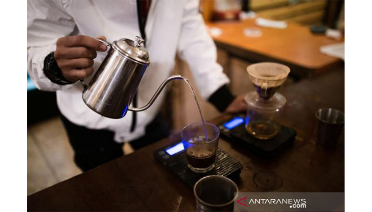 Seorang Barista sedang menakar banyak air dalam cangkir kopi menggunakan alat ukur di Cenghar Kopi, Cimahi, Kamis (30/5/2019). (Sumber foto: Antara/Syafrizal Gatfani) Seorang Barista sedang menakar banyak air dalam cangkir kopi menggunakan alat ukur di Cenghar Kopi, Cimahi, Kamis (30/5/2019). (Sumber foto: Antara/Syafrizal Gatfani)