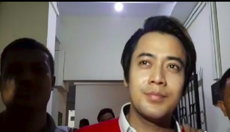 Kriss Hatta usai menjalani sidang di Pengadilan Negeri Bekasi. (ist) Kriss Hatta usai menjalani sidang di Pengadilan Negeri Bekasi. (ist)