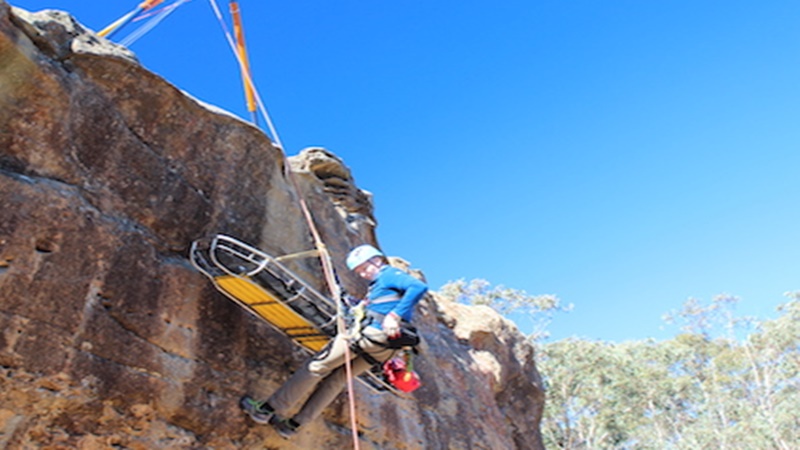 Evakuasi dengan menggunakan metode vertical rescue (foto: safetyaccesrescue.co.au) Evakuasi dengan menggunakan metode vertical rescue (foto: safetyaccesrescue.co.au)