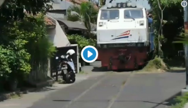 Warga bengong melongo melihat kereta api keluar dari jalurnya (Foto : Istimewa) Warga bengong melongo melihat kereta api keluar dari jalurnya (Foto : Istimewa)