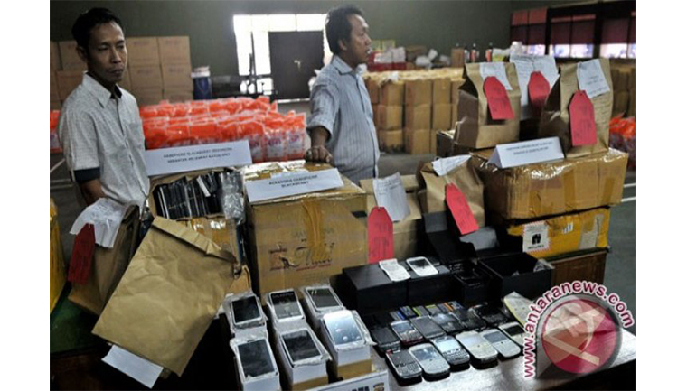 Ratusan ponsel replika diamankan setelah dilakukan penggeledahan di toko serta rumahnya di Solo. (Sumber foto: ANTARA FOTO/R. Rekotomo) Ratusan ponsel replika diamankan setelah dilakukan penggeledahan di toko serta rumahnya di Solo. (Sumber foto: ANTARA FOTO/R. Rekotomo)
