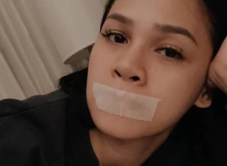 Penyanyi Andien menutup mulutnya dengan plester kepada anak dan suaminya. Penyanyi Andien menutup mulutnya dengan plester kepada anak dan suaminya.