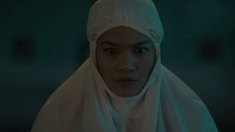 Titi Kamal memerankan tokoh Rini di film layar lebar "Makmum" (foto: YouTube) Titi Kamal memerankan tokoh Rini di film layar lebar "Makmum" (foto: YouTube)