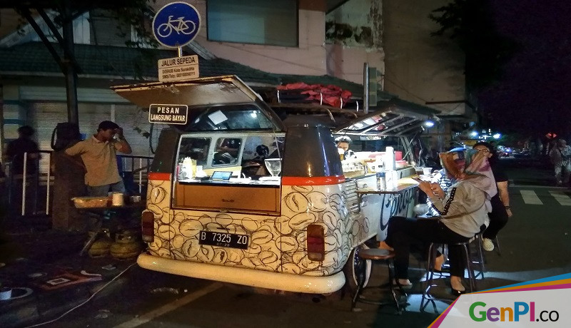 Kedai Kopi di Atas Mobil Combi yang mangkal di Jalan Ngarsopuro, Solo, Jawa Tengah. (Foto: Ariyanto). Kedai Kopi di Atas Mobil Combi yang mangkal di Jalan Ngarsopuro, Solo, Jawa Tengah. (Foto: Ariyanto).