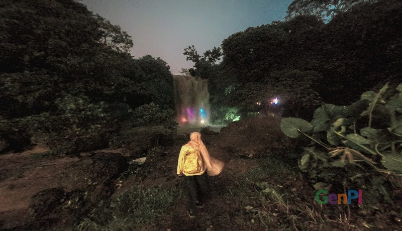 Curug Gondoriyo di malam hari. (foto: Gus Wahid) Curug Gondoriyo di malam hari. (foto: Gus Wahid)