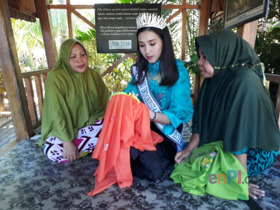 rtika Rustam, Putri Indonesia.Gorontalo saat belajar sulaman karawo di Desa Bongo, Batudaa Pantai, Kabupaten Gorontalo. rtika Rustam, Putri Indonesia.Gorontalo saat belajar sulaman karawo di Desa Bongo, Batudaa Pantai, Kabupaten Gorontalo.