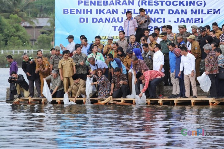 Menteri Susi melepas 123 ribu ekor benih ikan di Danau Kerinci, Jambi. (Foto: KKP News - Kementerian Kelautan dan Perikanan) Menteri Susi melepas 123 ribu ekor benih ikan di Danau Kerinci, Jambi. (Foto: KKP News - Kementerian Kelautan dan Perikanan)