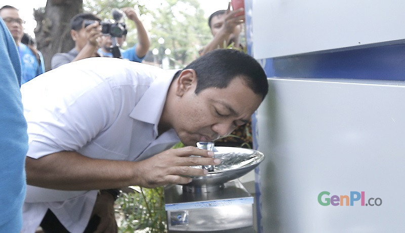 Walikota Semarang Hendrar Prihadi saat mencoba keberadaan keran air minum di Taman Indonesia Kaya. (Foto: GusWahid) Walikota Semarang Hendrar Prihadi saat mencoba keberadaan keran air minum di Taman Indonesia Kaya. (Foto: GusWahid)