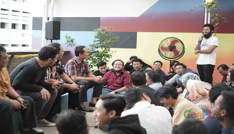 Walikota Semarang Hendrar Prihadi (duduk ketiga dari kiri), saat berbincang dengan pelaku industri kreatif. (Foto: Guswahid) Walikota Semarang Hendrar Prihadi (duduk ketiga dari kiri), saat berbincang dengan pelaku industri kreatif. (Foto: Guswahid)