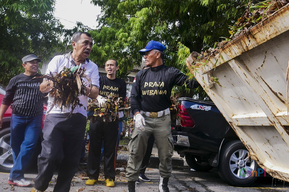 Gubernur Riau, Syamsuar (Baju Putih) mengangkat sampah, ketika malaksanakan kegiatan gotong royong di jalan Hang Tuah Pekanbaru (Foto: Heru Maindikali). Gubernur Riau, Syamsuar (Baju Putih) mengangkat sampah, ketika malaksanakan kegiatan gotong royong di jalan Hang Tuah Pekanbaru (Foto: Heru Maindikali).