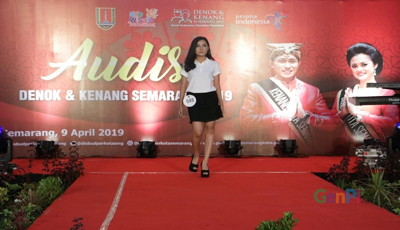 Peserta audisi Denok Kenang 2019 saat melakukan uji catwalk di atas panggung. (Foto: Guswahid) Peserta audisi Denok Kenang 2019 saat melakukan uji catwalk di atas panggung. (Foto: Guswahid)