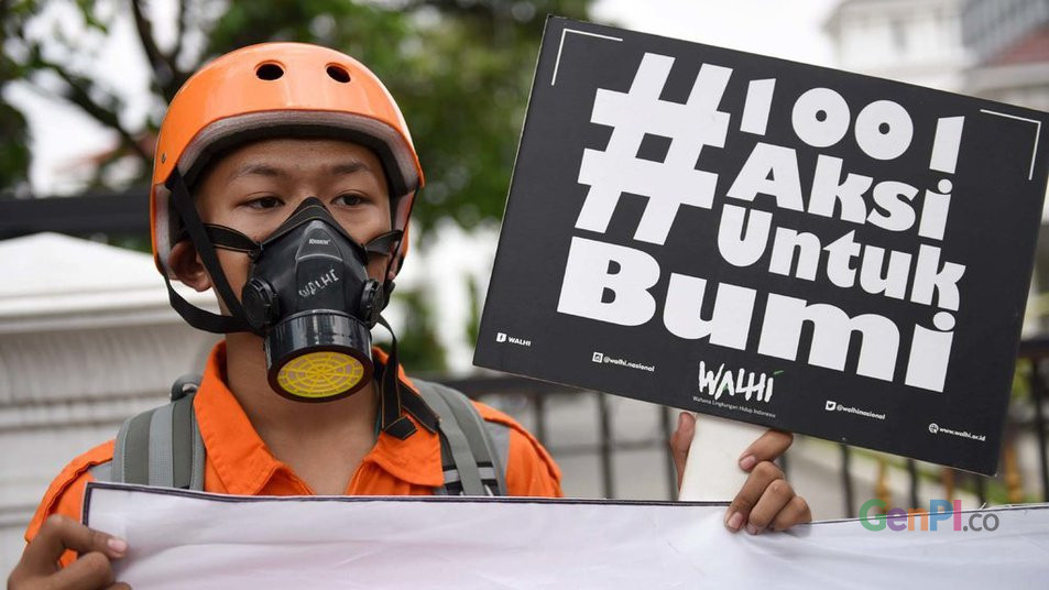 Walhi melakukan aksi memperingati Hri Bumi di Balai Kota DKI Jakarta, Senin (22/4) Walhi melakukan aksi memperingati Hri Bumi di Balai Kota DKI Jakarta, Senin (22/4)