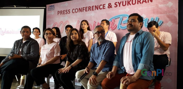 Para kru dan pemeran Mahasiswa Baru saat jumpa media di kawasan Kebon Sirih, Selasa (27/4) Para kru dan pemeran Mahasiswa Baru saat jumpa media di kawasan Kebon Sirih, Selasa (27/4)
