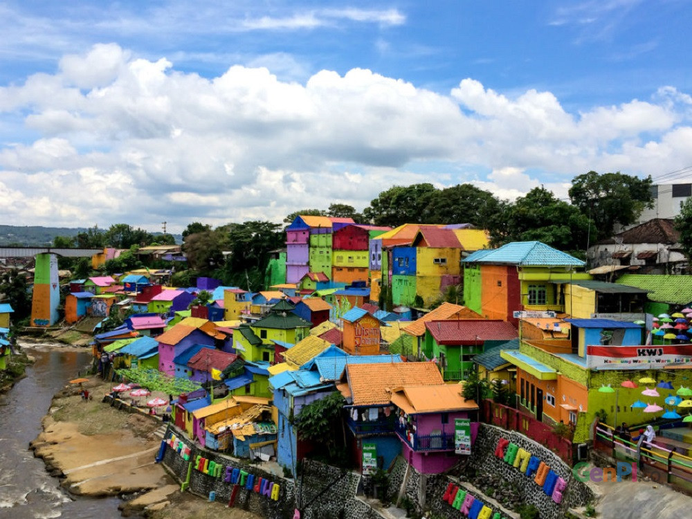 Kampung Warna-warni, salah satu destinasi unik di Kota Malang. (Foto: Blibli.com) Kampung Warna-warni, salah satu destinasi unik di Kota Malang. (Foto: Blibli.com)