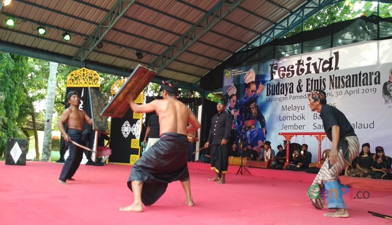 Suku Sasak meraiahkan Festival Budaya dan Etnis di Tanjungpinang, Kepri. Foto: Milyawati Suku Sasak meraiahkan Festival Budaya dan Etnis di Tanjungpinang, Kepri. Foto: Milyawati