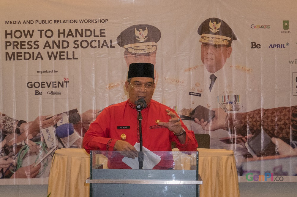 Wakil Gubernur Riau, Brigjen TNI (Purn) Edy Afrizal Natar Nasution ketika menjadi narasumber di acara Workshop Media and Public Relation di Pekanbaru (Foto: Heru / GenPI.co). Wakil Gubernur Riau, Brigjen TNI (Purn) Edy Afrizal Natar Nasution ketika menjadi narasumber di acara Workshop Media and Public Relation di Pekanbaru (Foto: Heru / GenPI.co).