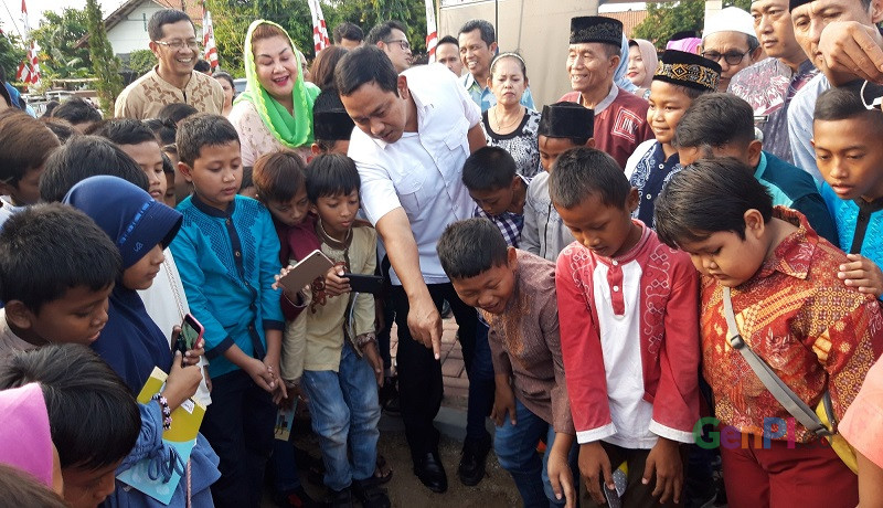 Walikota Hendrar Prihadi bercanda dengan anak-anak di sela peresmian Taman Kreativitas Anak. Foto: GusWahid Walikota Hendrar Prihadi bercanda dengan anak-anak di sela peresmian Taman Kreativitas Anak. Foto: GusWahid