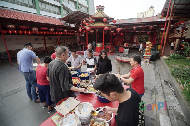 Kegiatan membagikan hidangan berbuka puasa di Vihara Dharma Bakti (Sumber foto: GenPI.co / Rizal) Kegiatan membagikan hidangan berbuka puasa di Vihara Dharma Bakti (Sumber foto: GenPI.co / Rizal)
