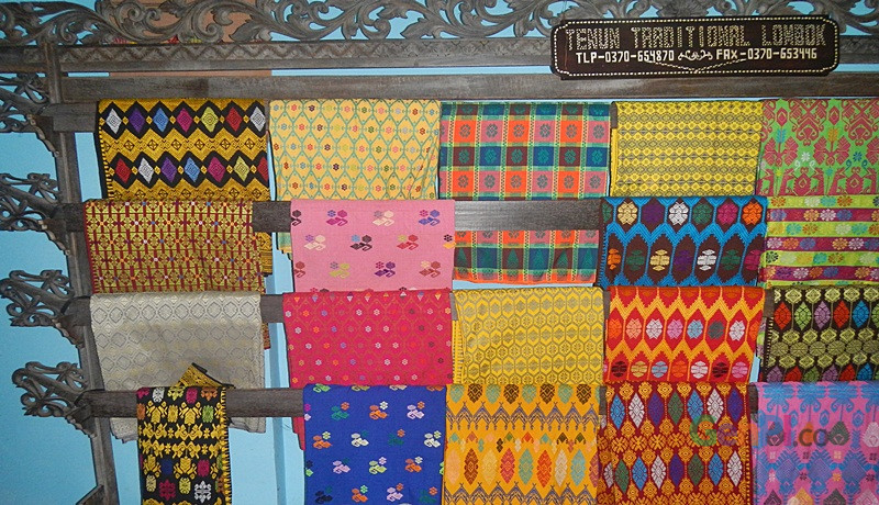 Tenun khas Lombok dengan keragaman motifnya. Tenun khas Lombok dengan keragaman motifnya.
