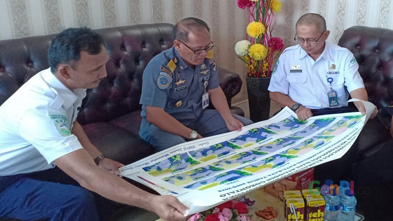 Kunjungan sejumlah pejabat ke Stasiun Meteorologi Kelas I Jalaluddin Gorontalo yang diterima Kepala Stasiun, Mohammad Nurhuda (foto: Rosyid A Azhar) Kunjungan sejumlah pejabat ke Stasiun Meteorologi Kelas I Jalaluddin Gorontalo yang diterima Kepala Stasiun, Mohammad Nurhuda (foto: Rosyid A Azhar)