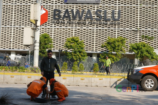 Pasukan Orange membereskan sisa-sisa aksi massa pada 22 Mei di depan gedung Bawaslu, Jakarta. (Foto: Sapta/GenPI.co) Pasukan Orange membereskan sisa-sisa aksi massa pada 22 Mei di depan gedung Bawaslu, Jakarta. (Foto: Sapta/GenPI.co)