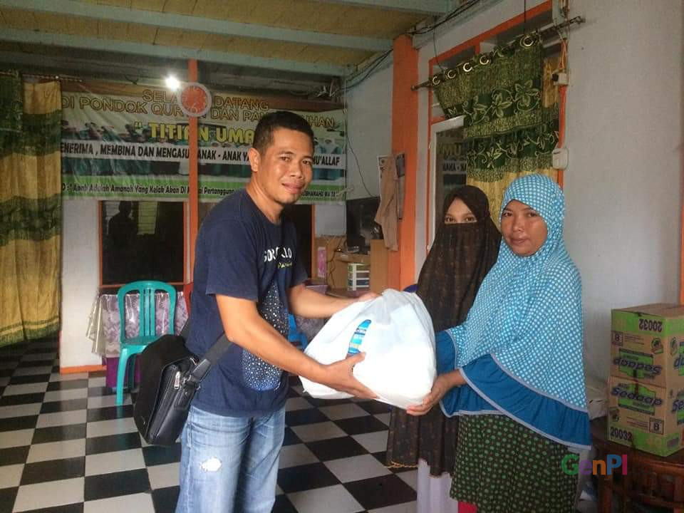 Aksi mulia Gorontalo Tourist Guide membagikan sembako kepada panyi asuhan Titihan Umat Aksi mulia Gorontalo Tourist Guide membagikan sembako kepada panyi asuhan Titihan Umat