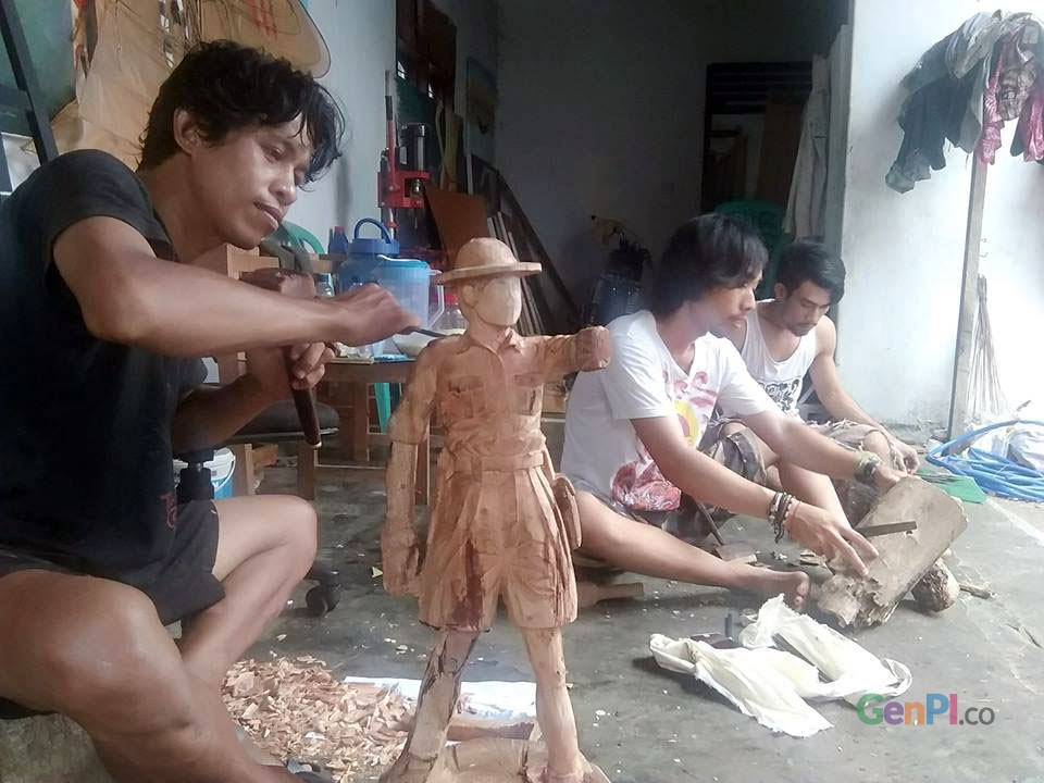 Kaum muda Gorontalo yang bekerja membuat ukiran kayu. Kaum muda Gorontalo yang bekerja membuat ukiran kayu.