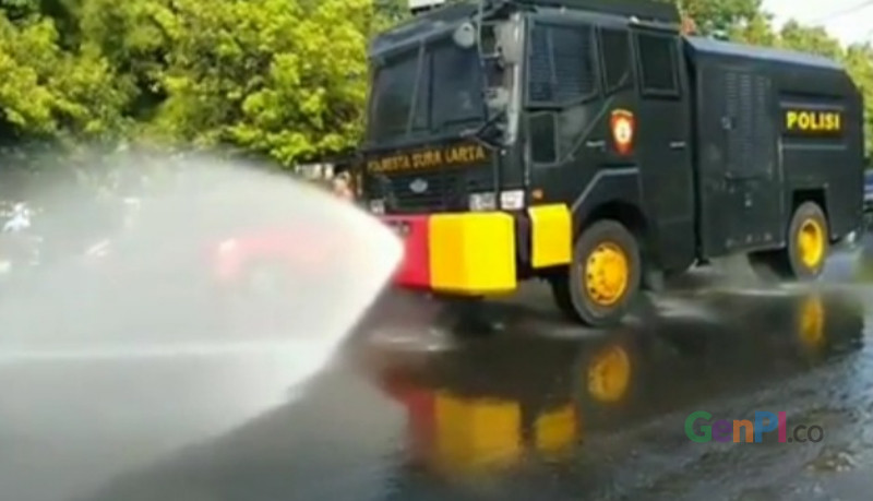 Di Kota Solo, Water Cannon untuk bersihkan kotoran kuda di jalan raya Di Kota Solo, Water Cannon untuk bersihkan kotoran kuda di jalan raya