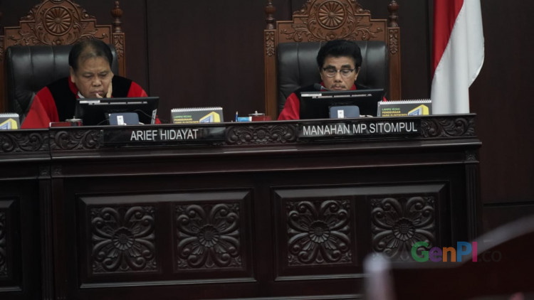 Hakim MK membacakan putusan sidang sengketa pilpres. (Foto: Aan/GenPI.co) Hakim MK membacakan putusan sidang sengketa pilpres. (Foto: Aan/GenPI.co)