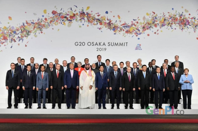 Presiden Joko Widodo berada di barisan depan saat sesi foto pemimpin dunis di KTT G20, Osaka, Jepang. (Foto: Instagram/@jokowi) Presiden Joko Widodo berada di barisan depan saat sesi foto pemimpin dunis di KTT G20, Osaka, Jepang. (Foto: Instagram/@jokowi)