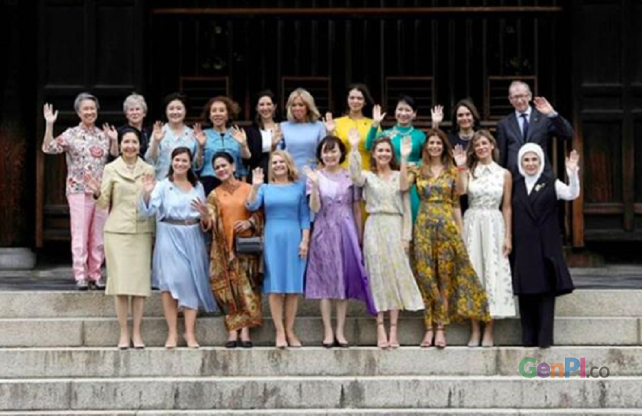 Ibu Iriana Joko Widodo tampil anggun dengan kebaya coklat khas Indonesia di sesi foto bersama istri pasa pemimpin negara G20. (Foto: Intagram/@fadjroelrachman) Ibu Iriana Joko Widodo tampil anggun dengan kebaya coklat khas Indonesia di sesi foto bersama istri pasa pemimpin negara G20. (Foto: Intagram/@fadjroelrachman)