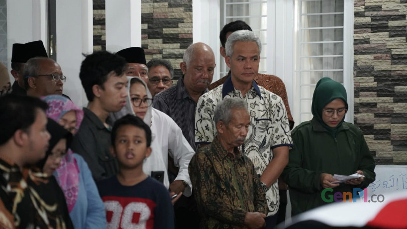 Ganjar Pranowo berusaha keras menahan air mata sebab kepergian teman dekatnya Sutopo Purwo Nugroho (Foto : Zikri) Ganjar Pranowo berusaha keras menahan air mata sebab kepergian teman dekatnya Sutopo Purwo Nugroho (Foto : Zikri)