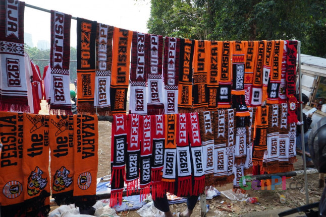 Lapak merchandise Persija di lapangan Blok S. Lapak merchandise Persija di lapangan Blok S.