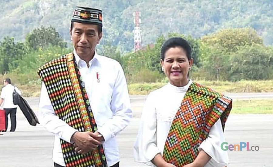 Presiden Joko Widodo dan Ibu Negara Iriana ketika kunjungan ke Labuan bajo, Manggarai Barat, NTT (10-11/7). (Foto: Ervanus Ridwan Tou) Presiden Joko Widodo dan Ibu Negara Iriana ketika kunjungan ke Labuan bajo, Manggarai Barat, NTT (10-11/7). (Foto: Ervanus Ridwan Tou)
